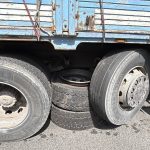 TEM’de tehlikeli anlar: Tırdan kopan lastik, kamyonun altına girdi