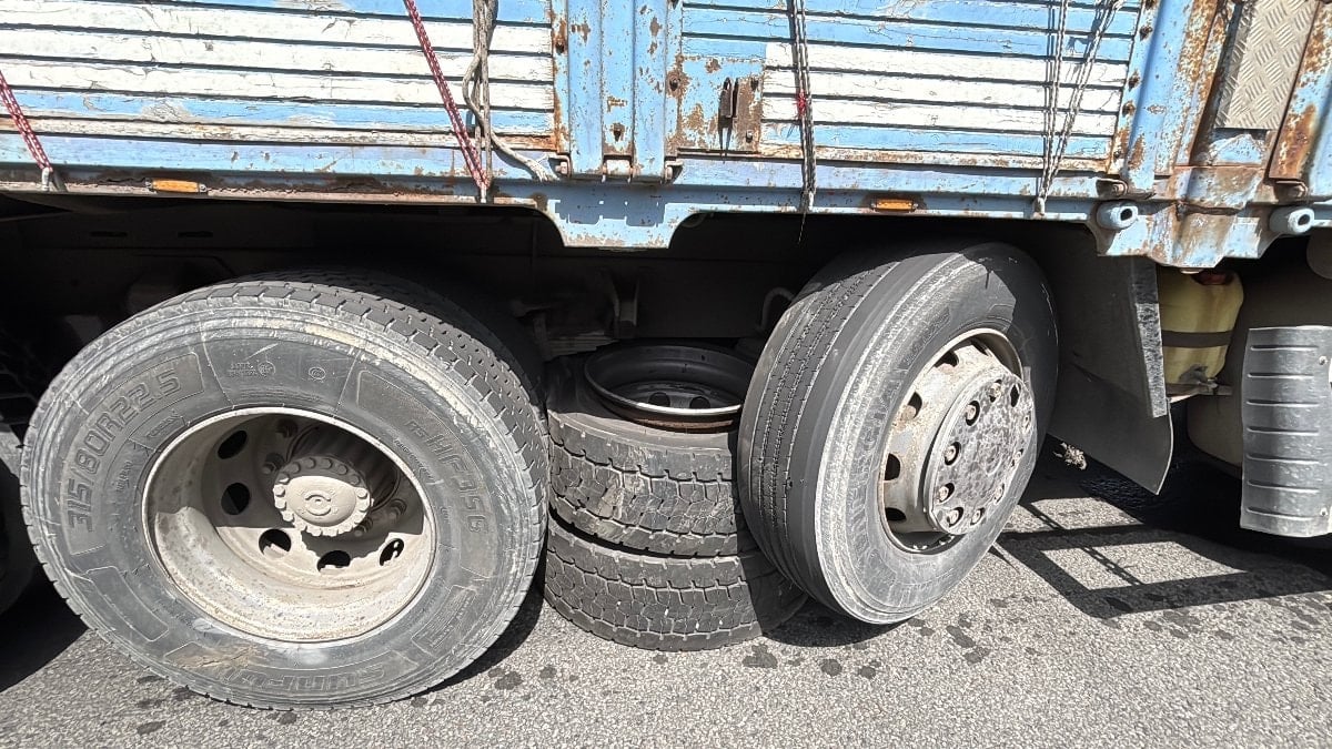 TEM’de tehlikeli anlar: Tırdan kopan lastik, kamyonun altına girdi