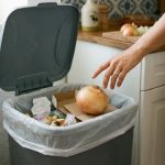 Temiz mutfağın sırrı buymuş: Çöp kutusundaki kokuyu sıfırlayan soğan yöntemi