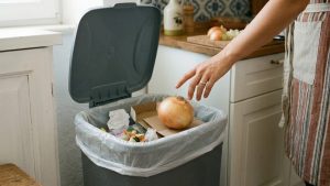 Temiz mutfağın sırrı buymuş: Çöp kutusundaki kokuyu sıfırlayan soğan yöntemi
