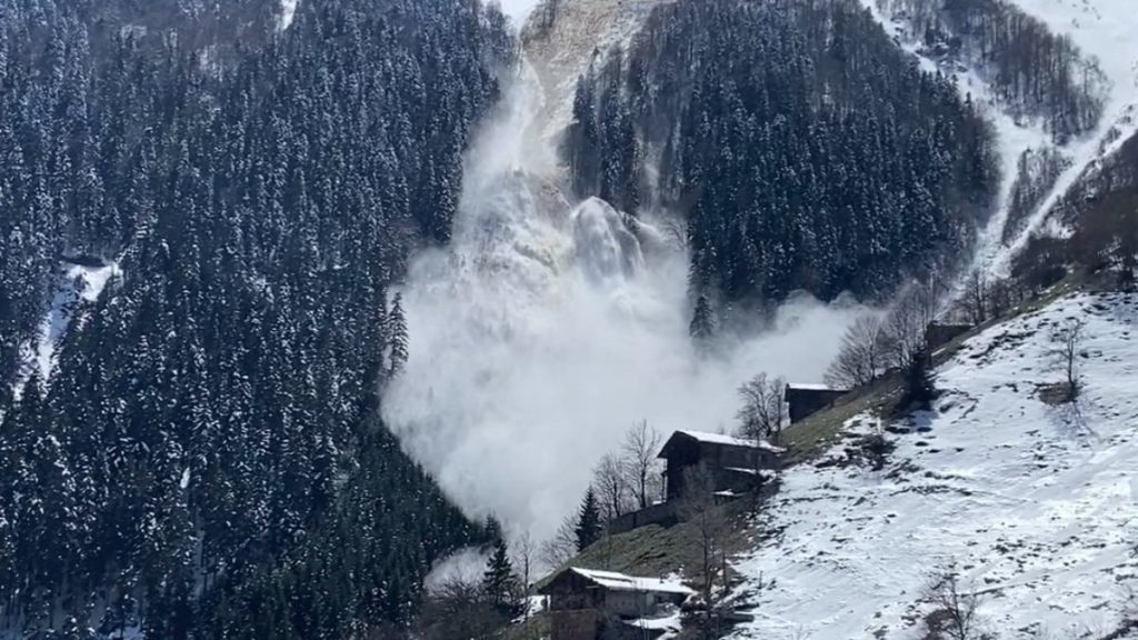 Trabzon’da çığ anı kamerada