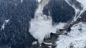 Trabzon’da çığ anı kamerada