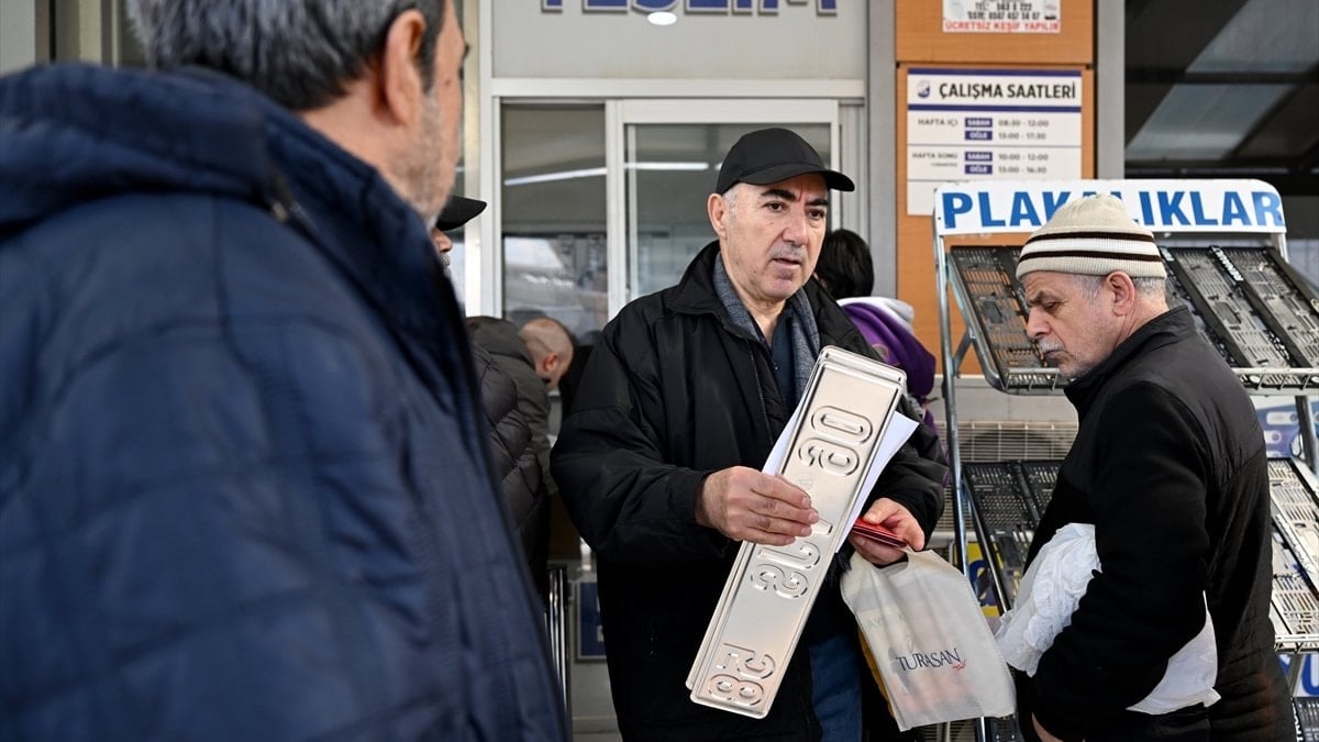 Trafikte yeni döneme girildi: Plaka basım atölyeleri önünde kuyruklar oluştu