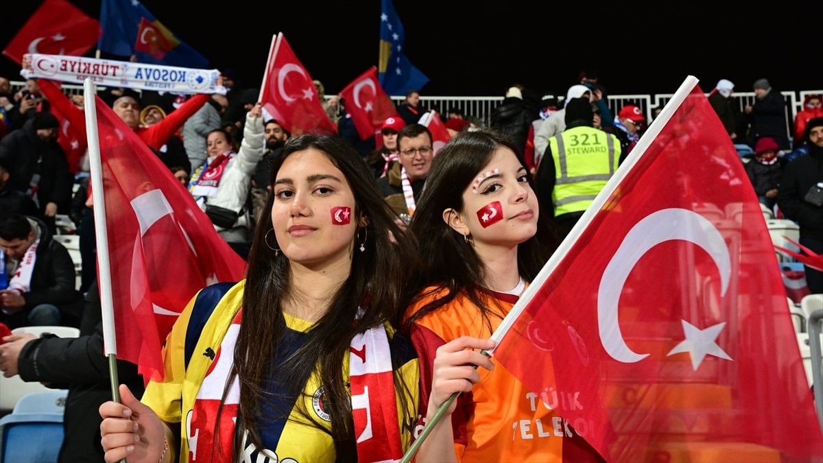 Türk taraftarlar millileri yalnız bırakmadı