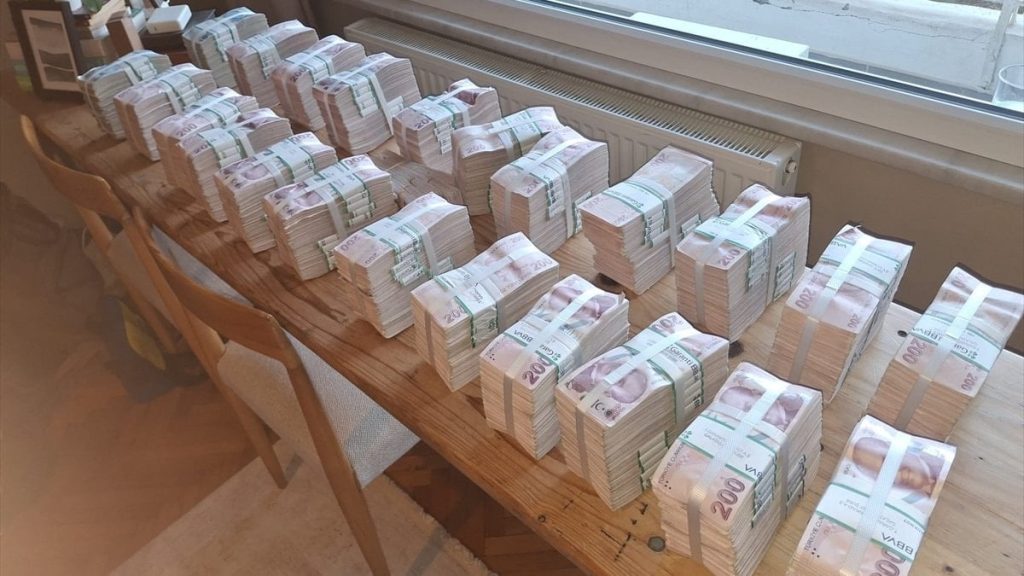 Üsküdar Belediyesi operasyonunda valizlerden balya balya paralar çıktı