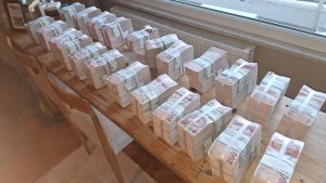 Üsküdar Belediyesi operasyonunda valizlerden balya balya paralar çıktı