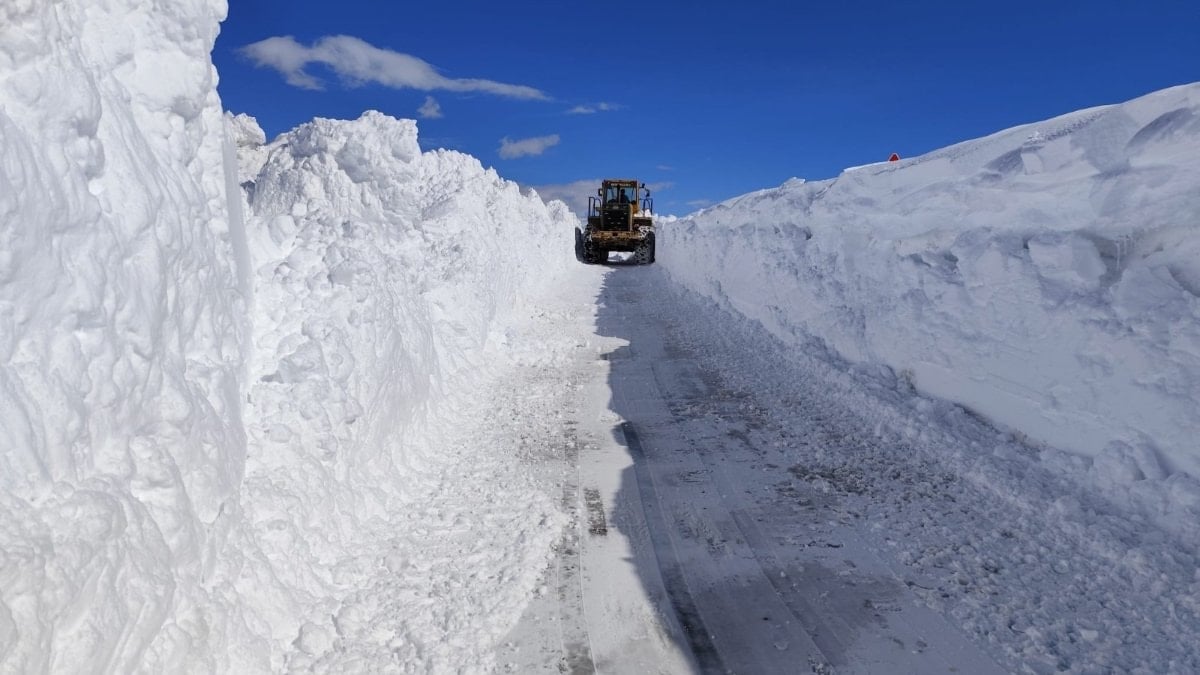 Van’da 5 metreyi bulan karla mücadele sürüyor