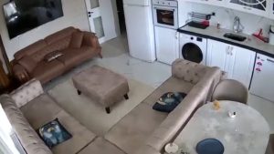 Van’da 5.2 büyüklüğündeki deprem kamerada