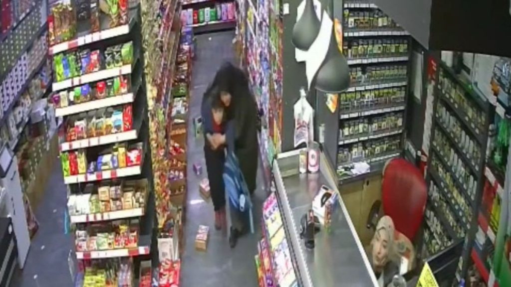 Van’da 5,2’lik depremde çocuğunu korumaya çalıştı