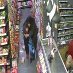 Van’da 5,2’lik depremde çocuğunu korumaya çalıştı