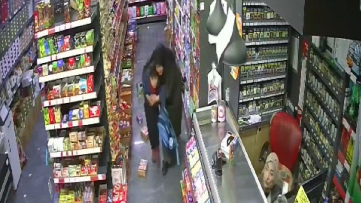 Van’da 5,2’lik depremde çocuğunu korumaya çalıştı