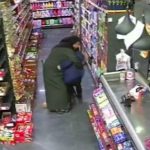 Van’da depreme markette yakalanan bir anne, oğlunun üzerine kapandı