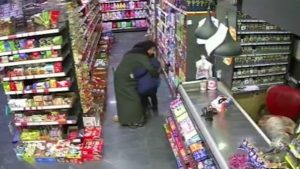 Van’da depreme markette yakalanan bir anne, oğlunun üzerine kapandı