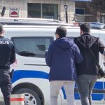 Yalova’da yolda yürüyen kadının fotoğrafını çekti: Meydan dayağı yedi