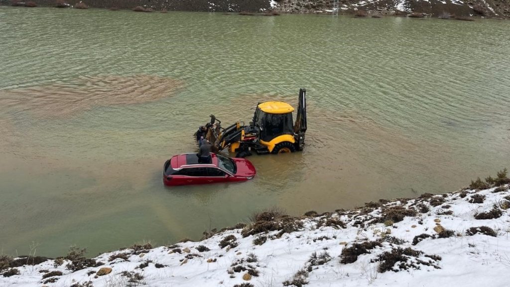 Yayla yolu göle döndü: Konya’da araçta mahsur kalan aile kurtarıldı