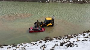 Yayla yolu göle döndü: Konya’da araçta mahsur kalan aile kurtarıldı