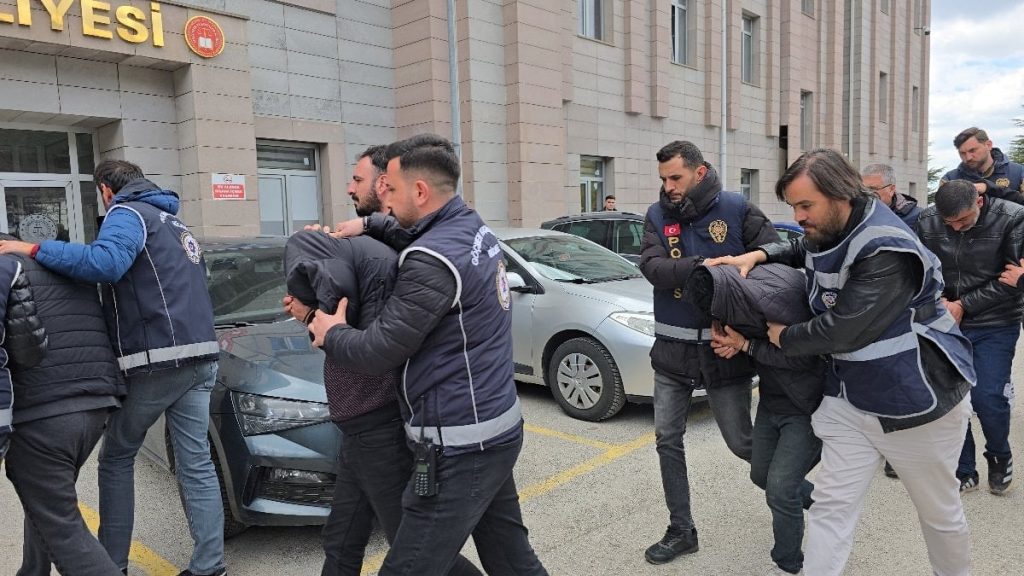 Yozgat’ta yolcusuz otobüsün bagajından 53 kaçak göçmen çıktı