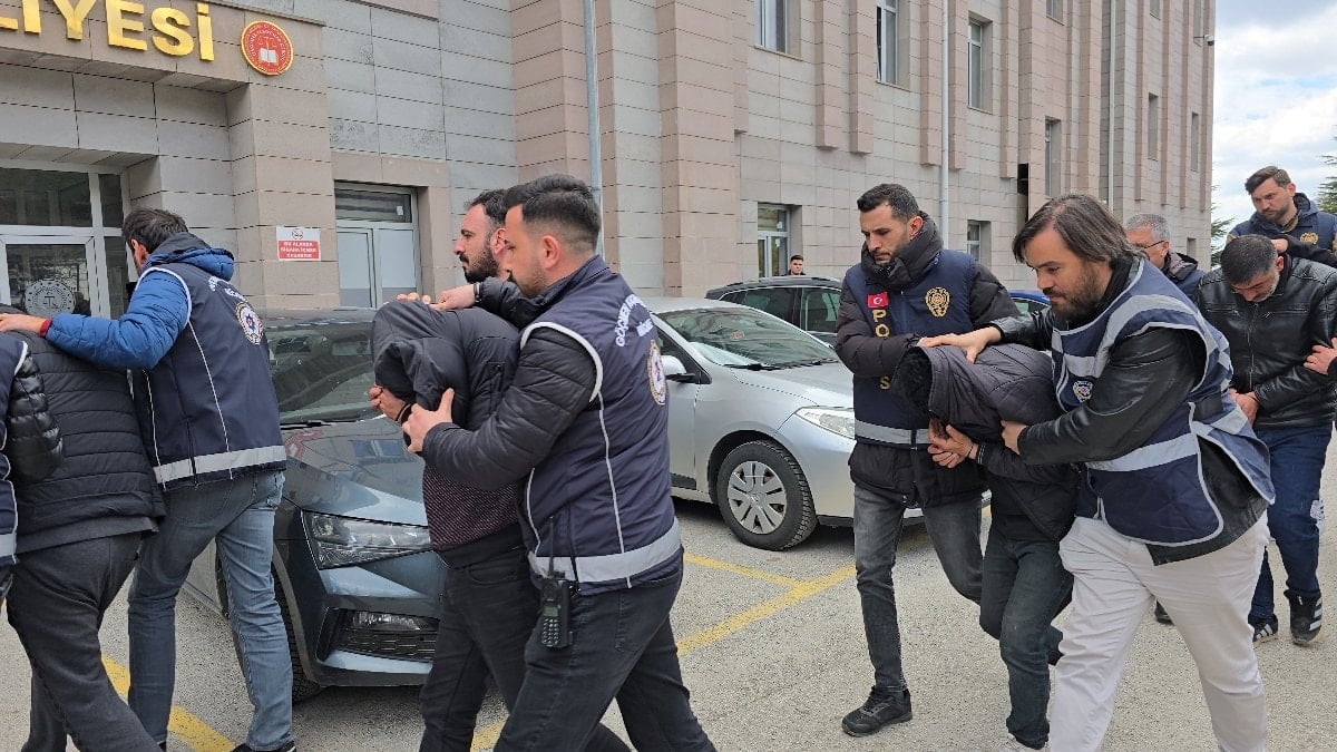 Yozgat’ta yolcusuz otobüsün bagajından 53 kaçak göçmen çıktı