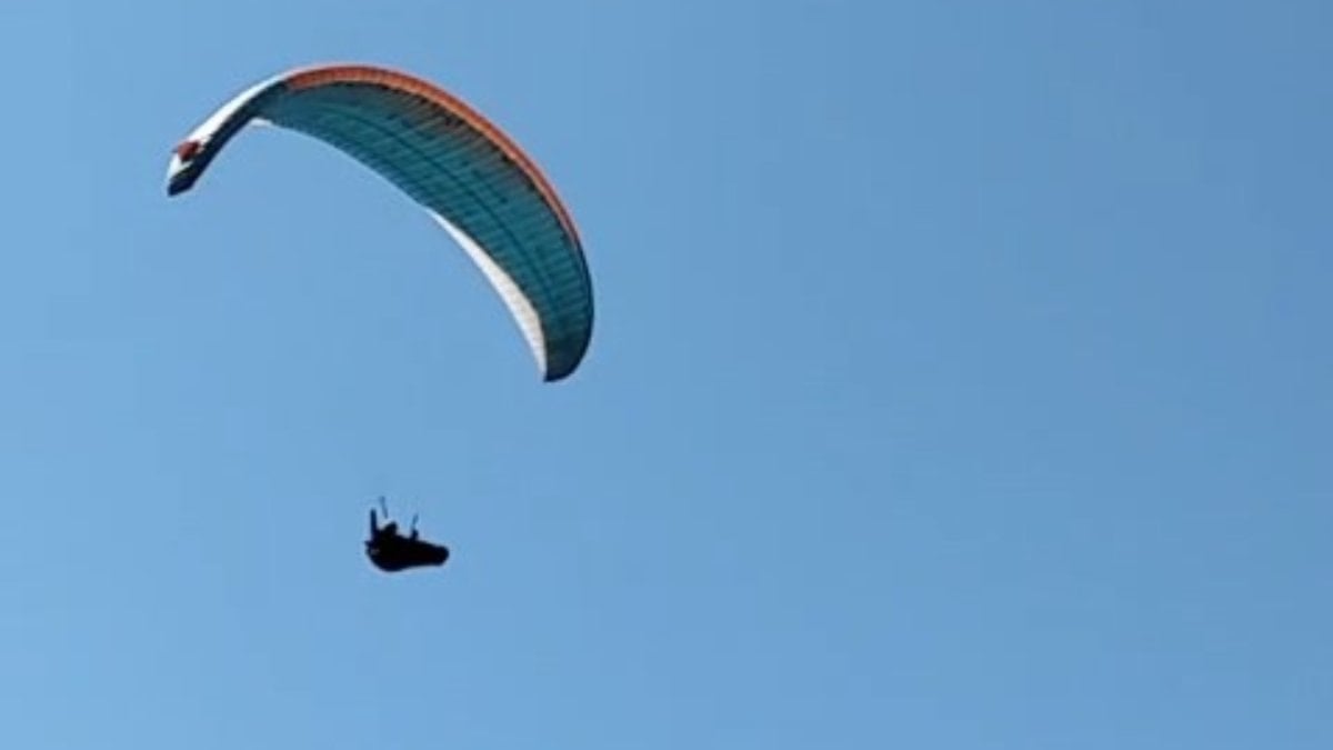 Zonguldak’ta mahallenin üzerinden geçen paraşütçüye çay daveti