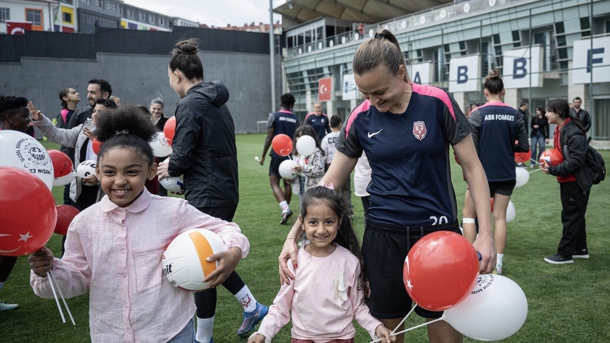 ABB FOMGET’li oyuncular, ihtiyaç sahibi çocuklarla buluştu