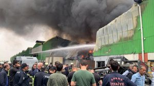 Adana’da geri dönüşüm tesisinde yangın: Müdahale sürüyor