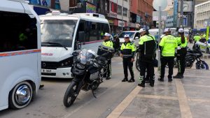Adana’da kural tanımayan minibüs şoförü cezadan kaçamadı: Gazeteciye hakaretler yağdırdı