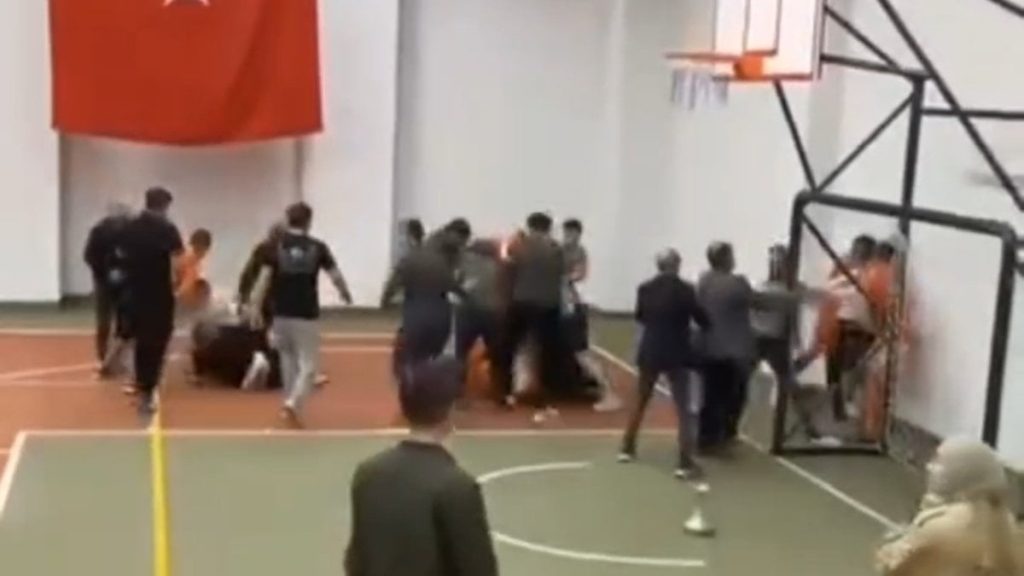 Adana’da voleybol turnuvasında darbedilen 6 öğretmen hastaneye kaldırıldı