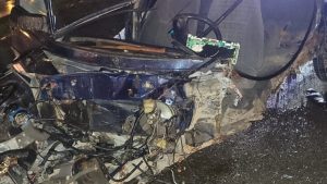 Afyonkarahisar’da bariyerlere çarparak parçalanan otomobilin sürücüsü hayatını kaybetti