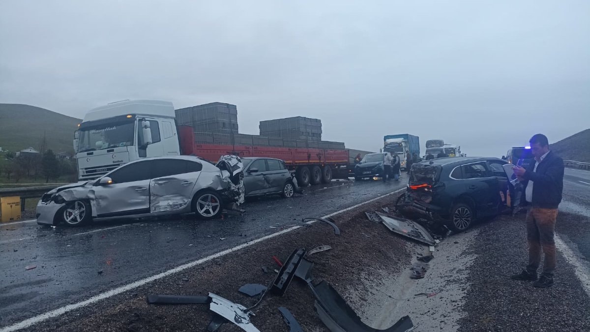 Aksaray’da kontrolü kaybolan yolcu otobüsü 10 otomobile çarparak durabildi