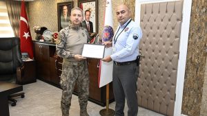 Amasya’da dikkatli güvenlik görevlisi, 909 bin liralık dolandırıcılığı engelledi
