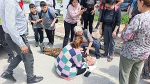 Antalya’da görme engelli eşine servis aracı çarptı: Yaşlı kadın gözyaşlarına boğuldu