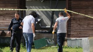 Antalya’da kötü kokudan şüphelenip baktılar: Tanınmayacak halde ceset çıktı