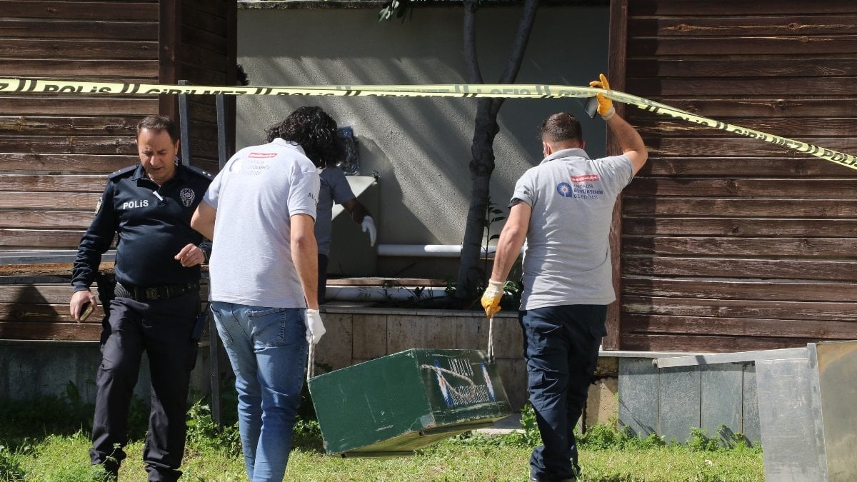 Antalya’da kötü kokudan şüphelenip baktılar: Tanınmayacak halde ceset çıktı