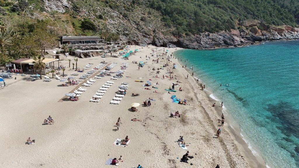 Antalya’da termometreler 24 dereceyi gösterdi: Vatandaşlar sahillere akın etti