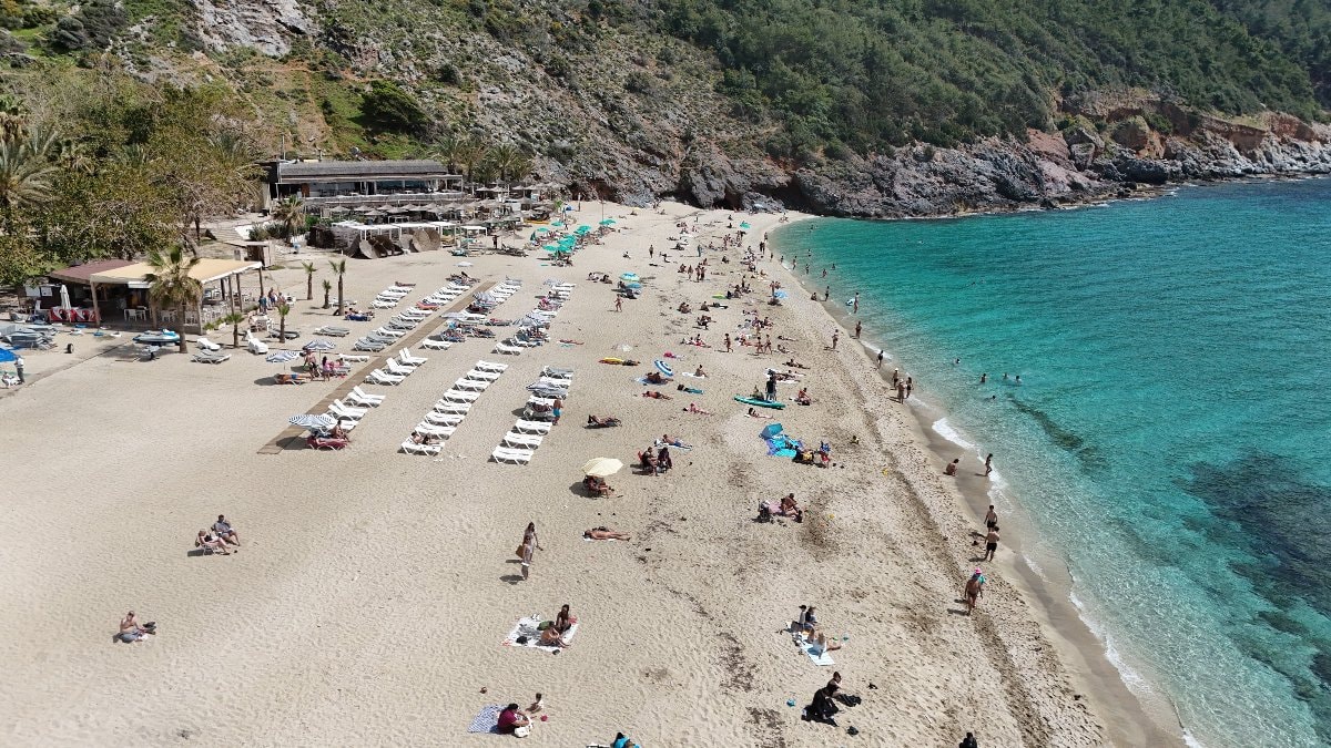 Antalya’da termometreler 24 dereceyi gösterdi: Vatandaşlar sahillere akın etti