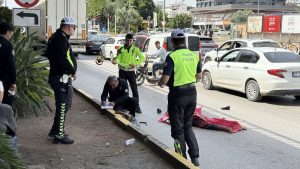 Antalya’da yol kenarında mendil satan kadın tırın altında kalarak can verdi