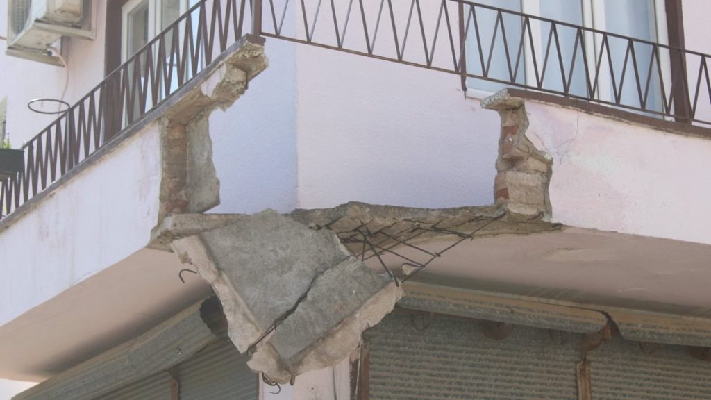 Aydın’da balkon faciası: 5 metreden düşen 2 kişi yaralandı
