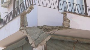 Aydın’da balkon faciası: 5 metreden düşen 2 kişi yaralandı