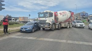 Balıkesir’de kaza yapan aracın sürücüsü sıkıştı: Polis camdan kurtardı