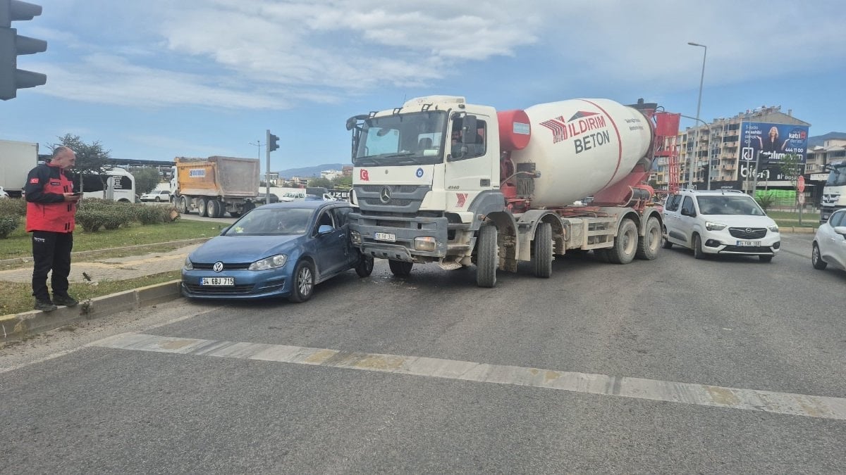 Balıkesir’de kaza yapan aracın sürücüsü sıkıştı: Polis camdan kurtardı