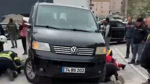 Bartın’daki kazada aracın altında kalan kadını ekipler kurtardı