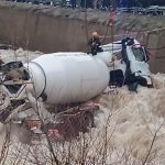 Bitlis’te dereye yuvarlanan beton mikserinin sürücüsü kayboldu
