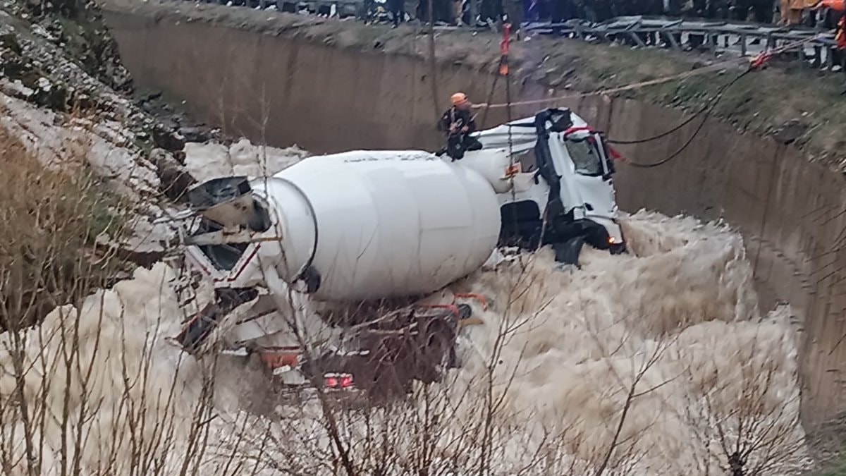 Bitlis’te dereye yuvarlanan beton mikserinin sürücüsü kayboldu