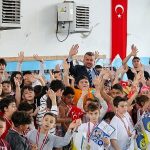 Buca’da 23 Nisan coşkusu havuza taşındı
