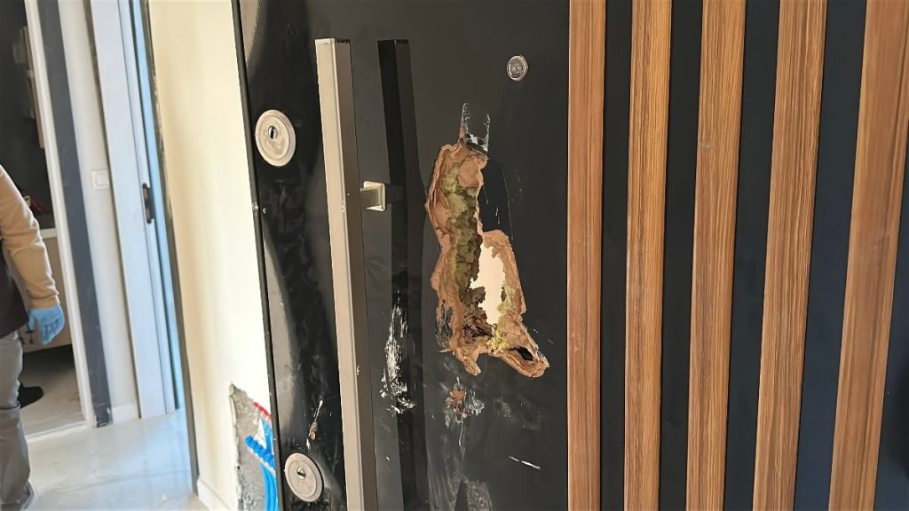 Burdur’da inşaata giren hırsızlar kapıları parçalayıp bataryaları çaldı