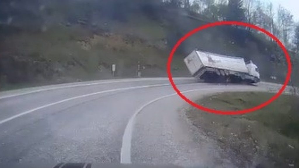 Bursa’da freni boşalan tır virajı alamayınca devrildi