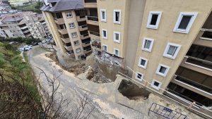 Bursa’da istinat duvarı çöktü