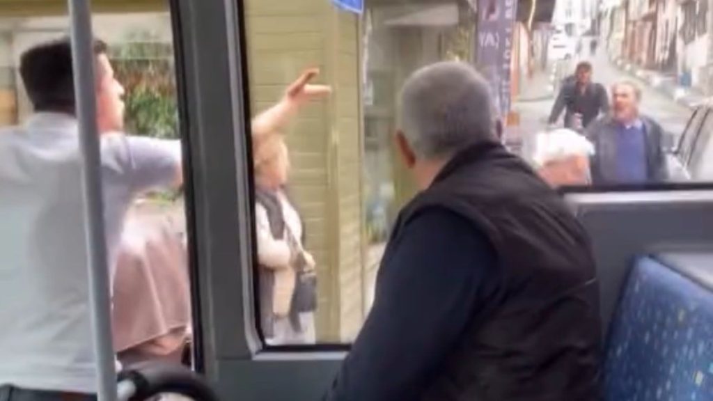 Bursa’da trafikte baltalı kavga: Otobüs şoförüne saldırdı