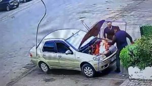 Diyarbakır’da alev alan otomobili üfleyerek söndürmeye çalışan adam kamerada
