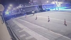 Diyarbakır’da otomobil, trenle çarpıştı